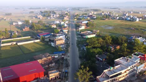 Eine-Luftaufnahme-Einer-Geraden-Straße,-Die-Von-Häusern-In-Der-Stadt-Nepalgunj-Gesäumt-Ist