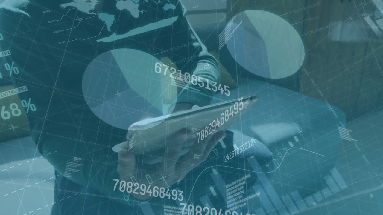 animazione di numeri mutevoli, interfaccia infografica, uomo caucasico che scorre sul tablet digitale
