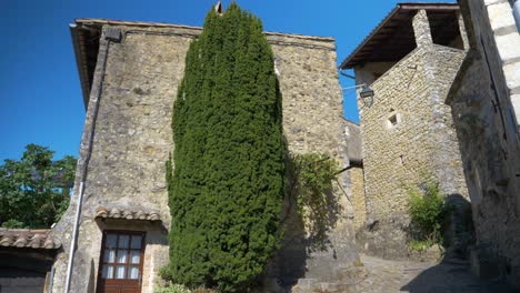 Calle-De-Un-Pequeño-Pueblo-De-Piedra-Típico-Provenzal-En-Cámara-Lenta