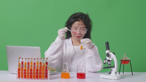 joven científico en un laboratorio