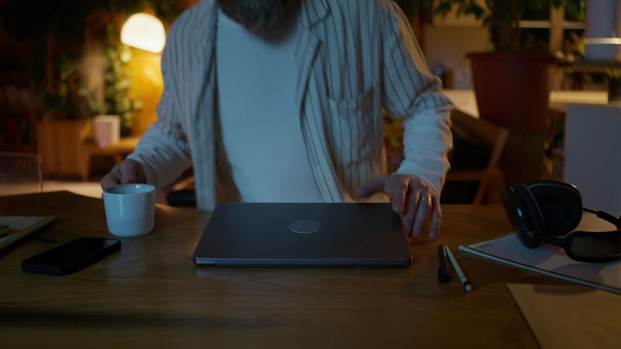 hombre trabajando desde casa por la noche