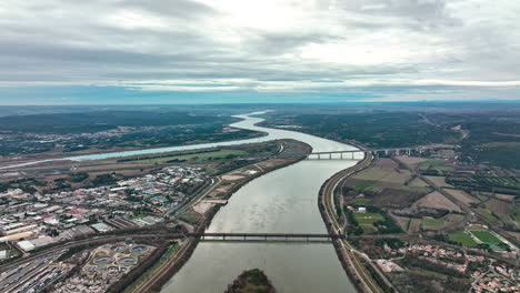 Vista-Aérea-Del-Horizonte-Histórico-De-Aviñón,-Ubicado-Junto-A-Un-Río-Sinuoso.