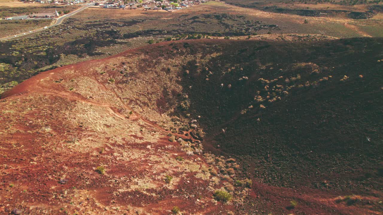 vista aérea do vulcão da trilha do cone de cinzas na borda da cratera vulcânica perto do parque estadual do snow canyon, utah