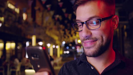 hombre usa teléfono inteligente en la ciudad de noche