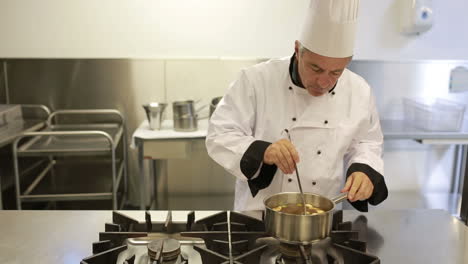 cocinar añadiendo pimienta a la sopa