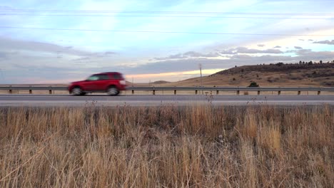 Coches-Pasando-Por-Una-Carretera-Rural-En-Colorado