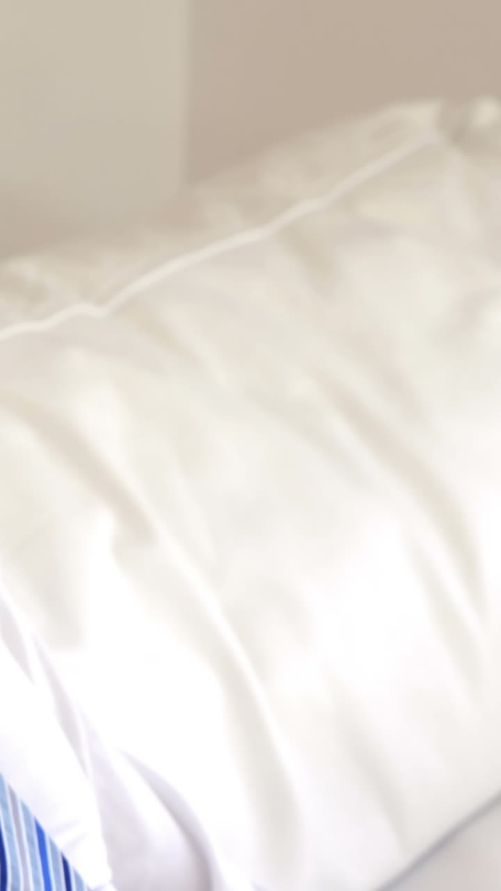 un hombre de negocios sentado escribiendo en su portátil.