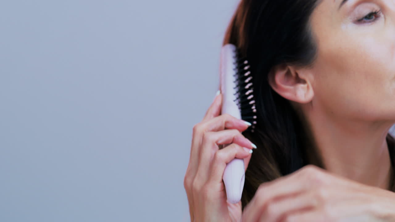 Mujer cepillándose el cabello