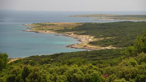 el mar adriático en la distancia frente a la costa sur cerca de šišan croacia