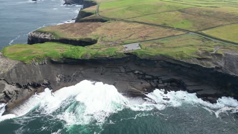 Meereswellen-Brechen-Entlang-Der-Klippen-Von-Kilkee,-County-Clare-In-Irland