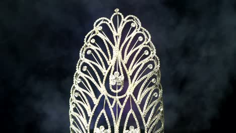la corona de diamantes y plata del concurso de belleza