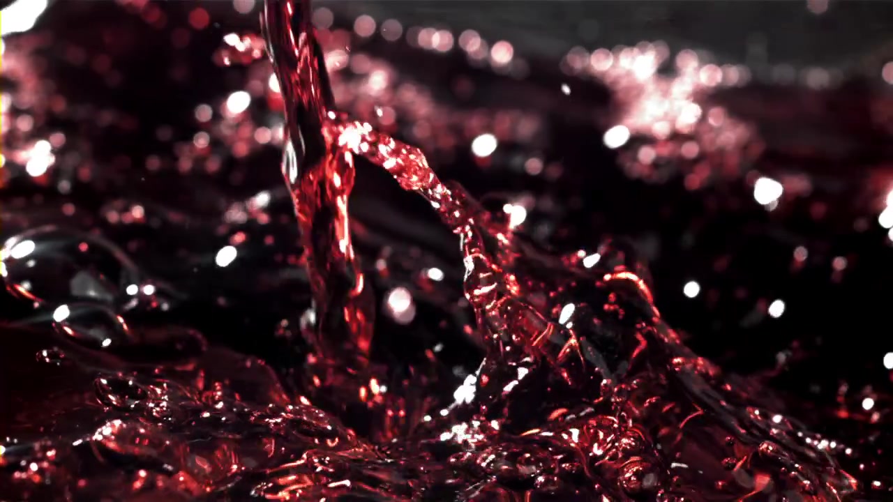 Derramamento Dramático em Câmera Lenta de Líquido Vermelho com Salpicos.