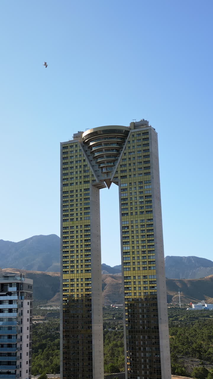 Vista aérea de drone do arranha-céu Intempo em Benidorm, Alicante, Espanha, durante o dia. Vertical
