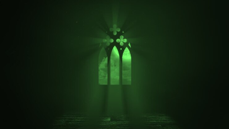 fenster des alten schlosses mit grünem licht und kreuzen in der nacht