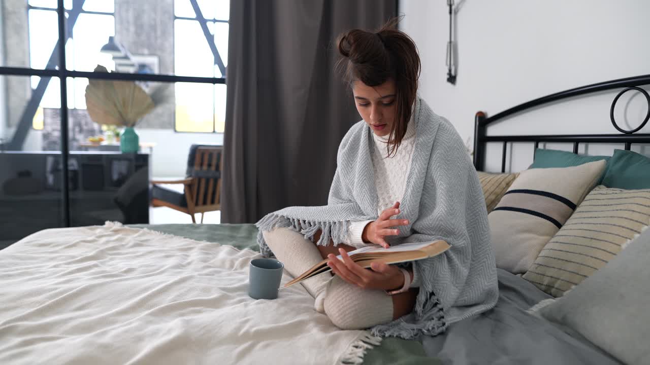 mujer leyendo en la cama