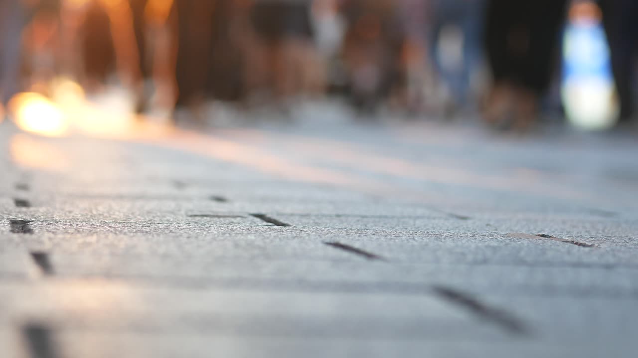 도시 거리에서 고 있는 사람들의 흐릿한 시각