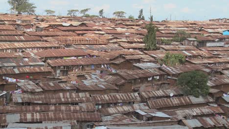 Pan-A-Través-De-Una-Zona-De-Tugurios-En-Nairobi,-Kenia