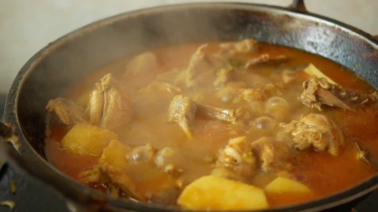 cocción de curry de pollo