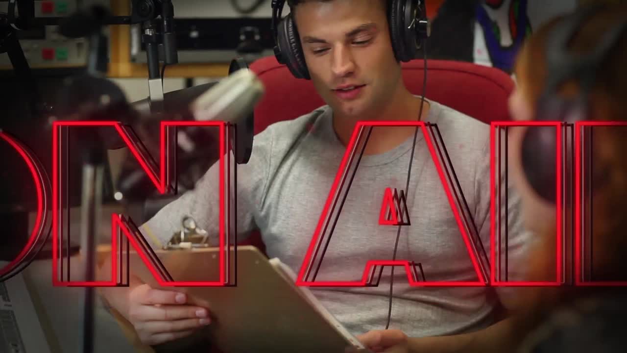 animación de texto en el aire sobre hombre caucásico con auriculares hablando en el estudio