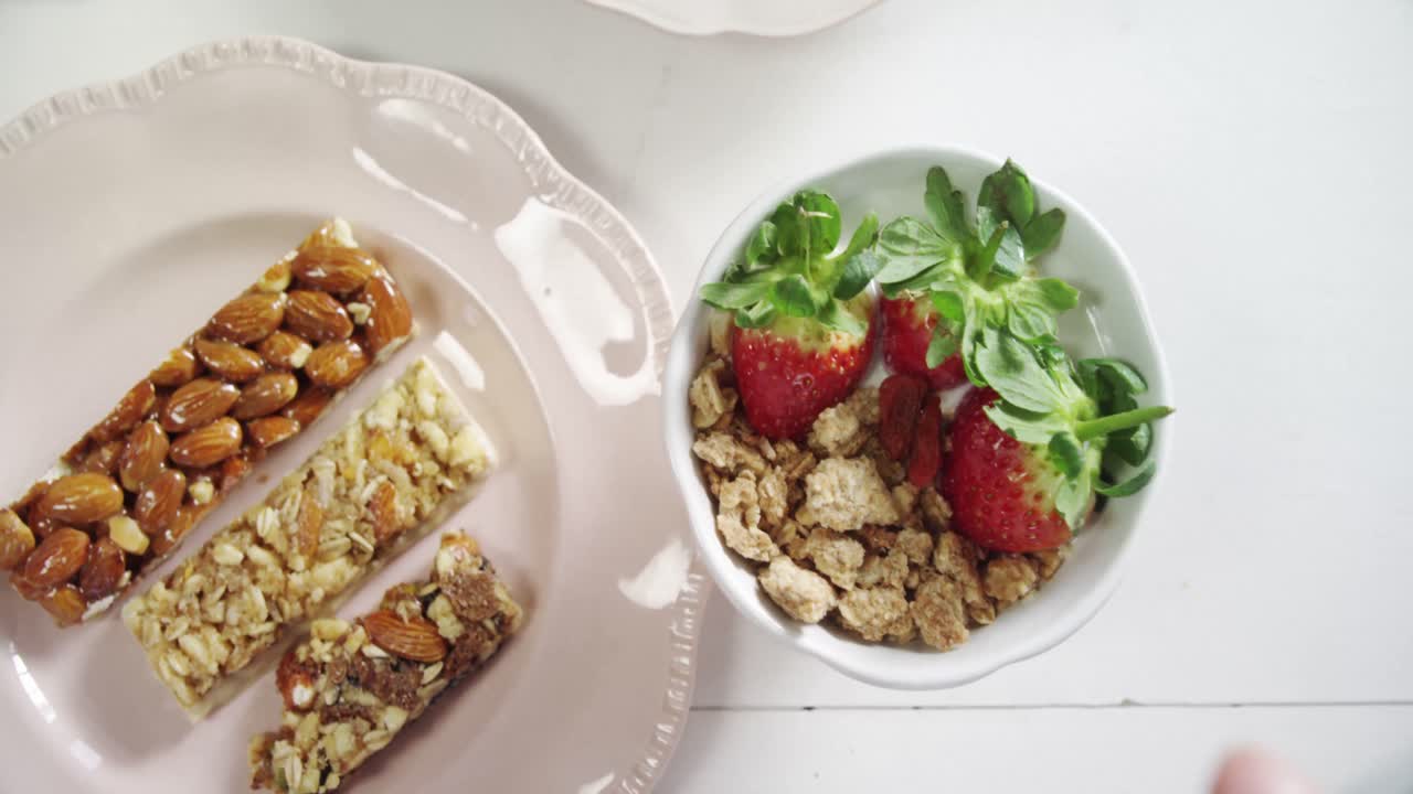 휴대 전화 4k로 아침 식사 사진을 찍는