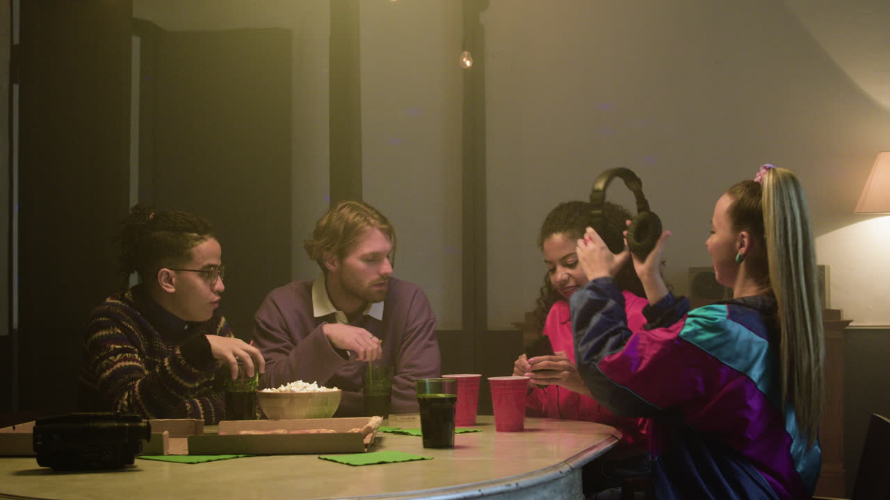 amigos en una fiesta con comida y bebidas