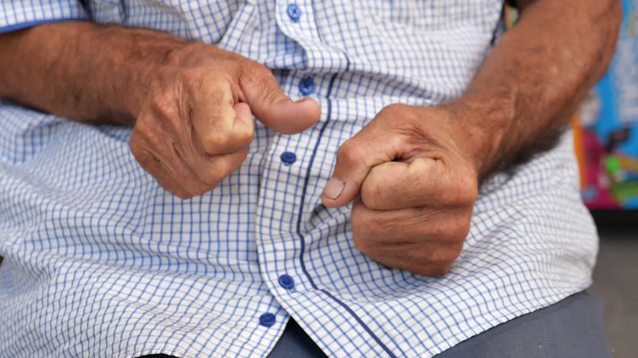 Primo piano delle mani di un uomo anziano