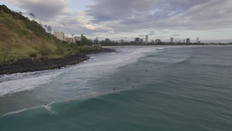 Surfistas-En-La-Playa-De-Burleigh-Con-Olas-Espumosas-En-Queensland,-Australia---Toma-Aérea