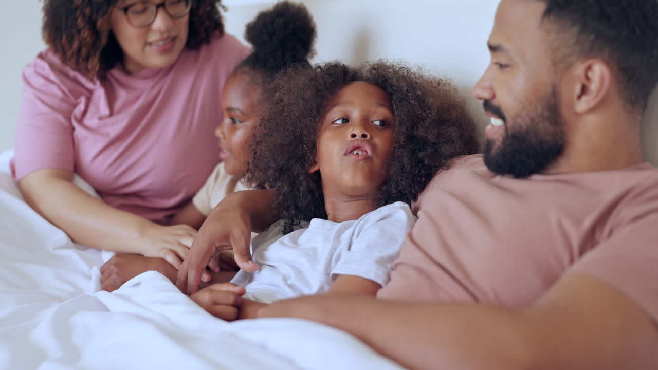 Genitori, figli che parlano a letto