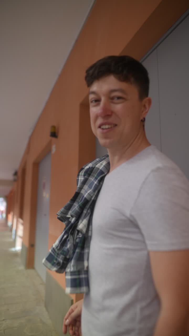 hombre en un edificio