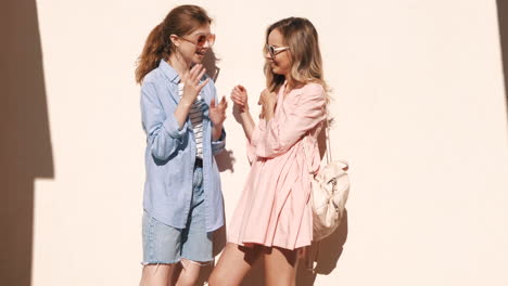 dos mujeres jóvenes teniendo una conversación al aire libre
