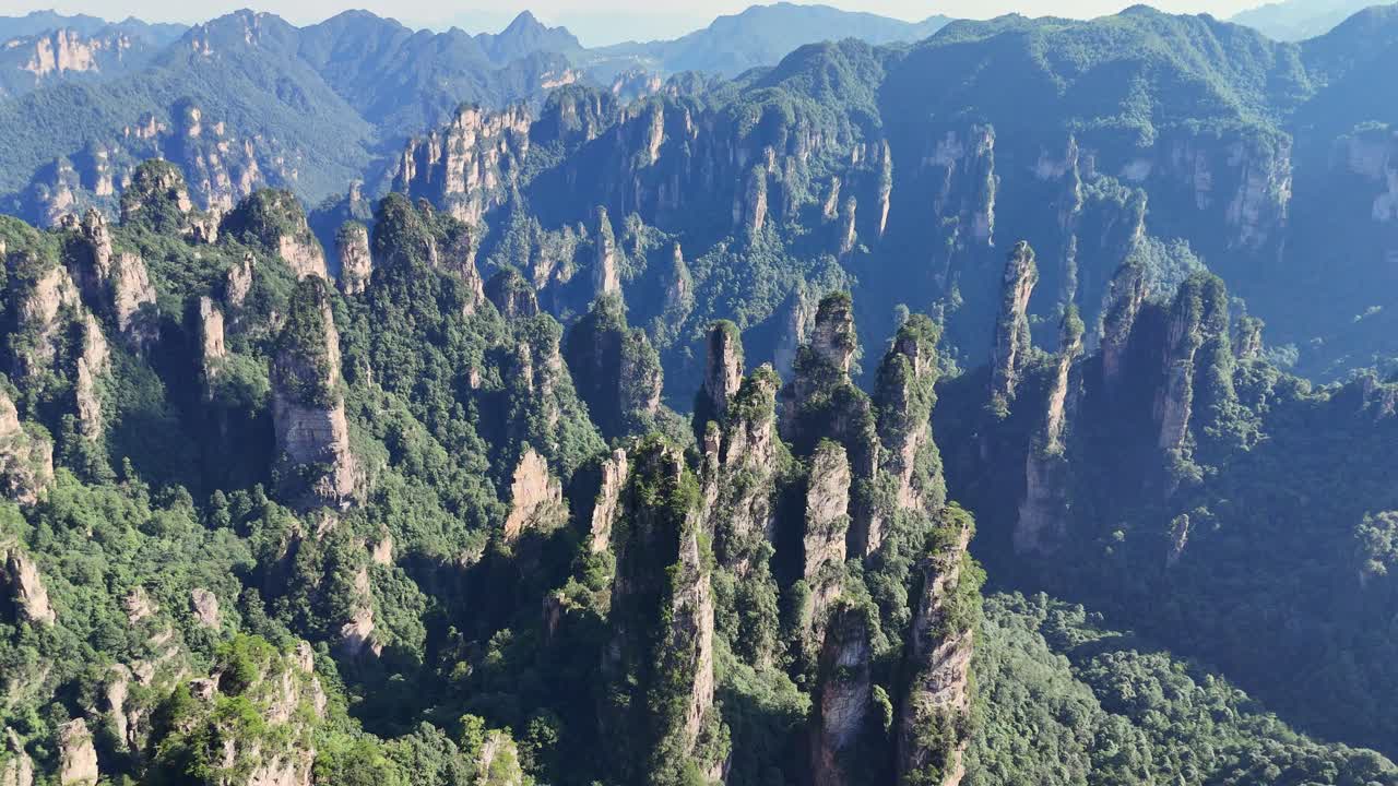 Riprese mozzafiato con drone degli iconici pilastri di arenaria a Zhangjiajie, Cina. Ideale per documentari di viaggio e progetti cinematografici sulla natura.