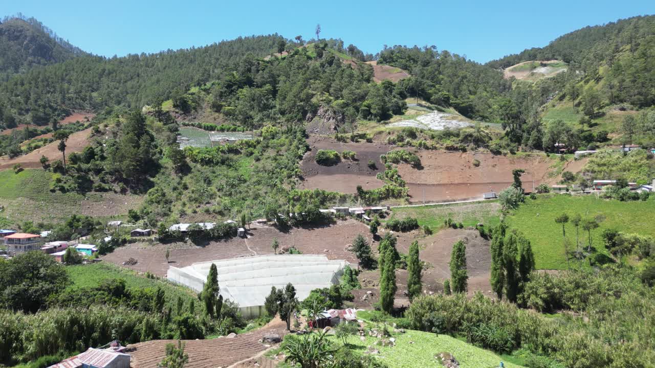 도미니카 공화국 중부 산맥에 있는 푸른 콘스탄자 계곡의 농업 풍경입니다.
