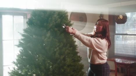 mujer decorando un árbol de navidad