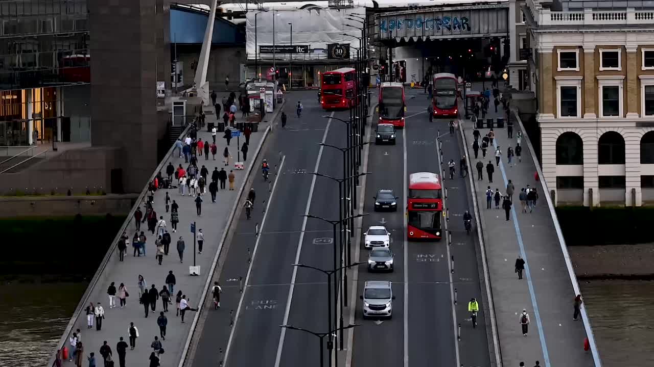버스, 런던, 영국과 함께 런던 브리지를 걷는 사람들