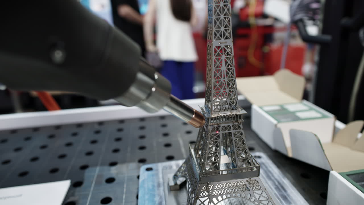에펠 탑 의 금속 조각품 이 용접 되고 있다