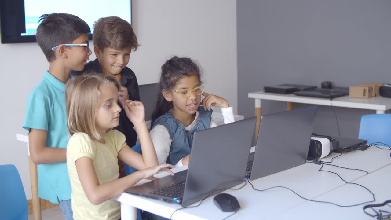 나쁜 아이 들 이 책상 에 앉아서 서 있다