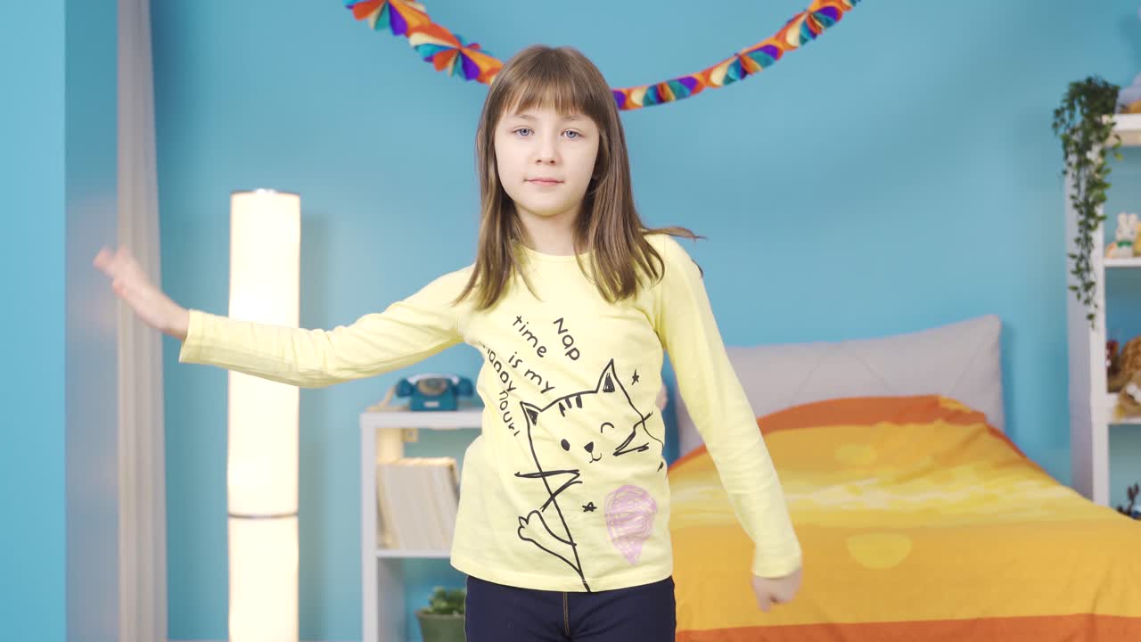 댄서 작은 소녀는 집에서 그녀의 방에서 댄스 쇼를 수행합니다. 전자 댄스.