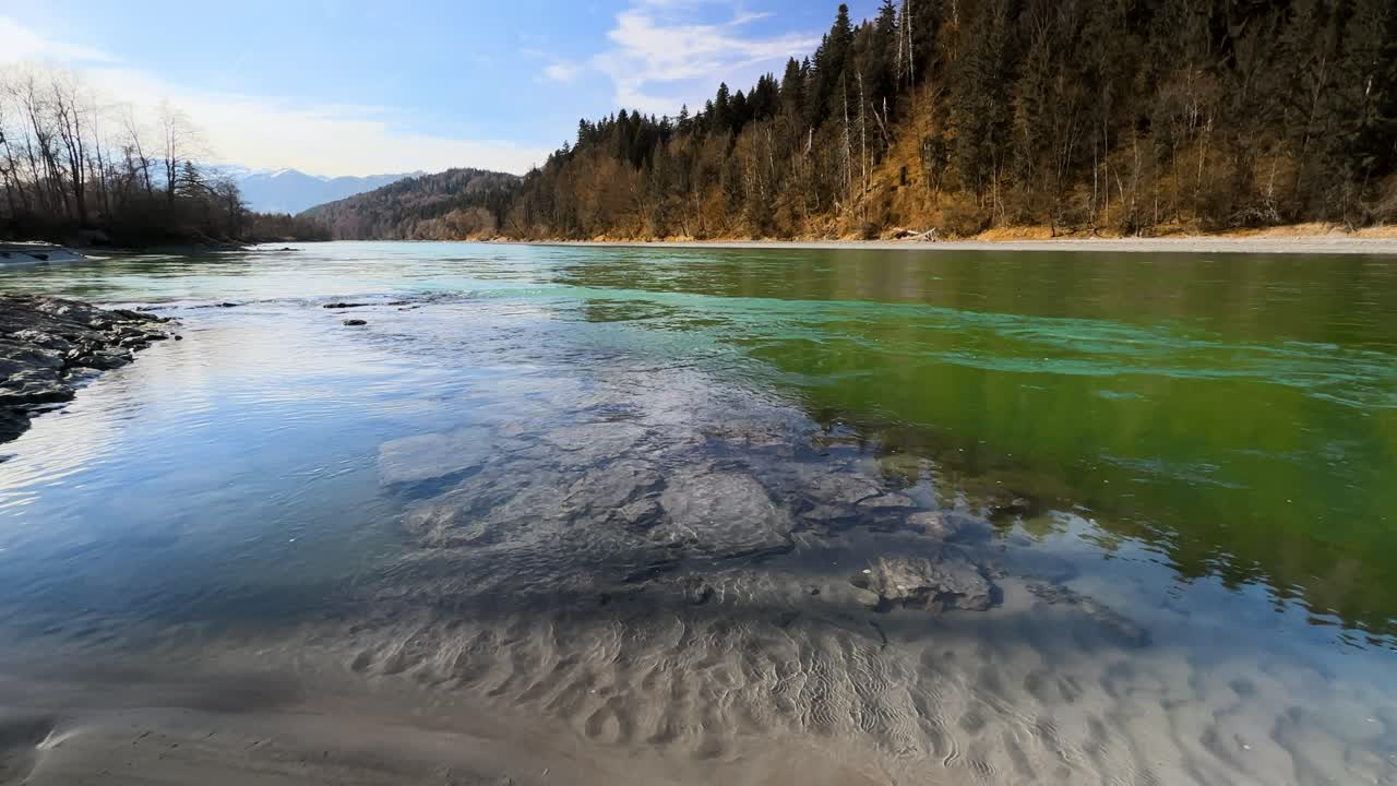 SLOMO - Walk along the Inn River in Tyrol and see a wonderful underwater stone bench