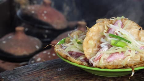 cocinero de la calle gotas terminado banhxeo plato calamar chisporroteante panqueque crujiente delicioso