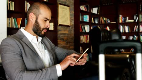 hombre de negocios usando un teléfono inteligente