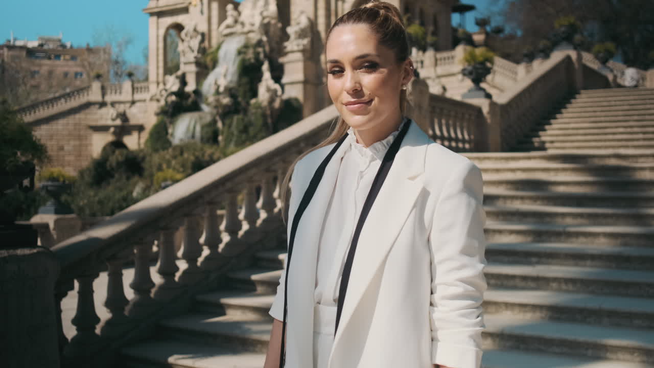 밖에서 서 있는 세련된 젊은 여성.