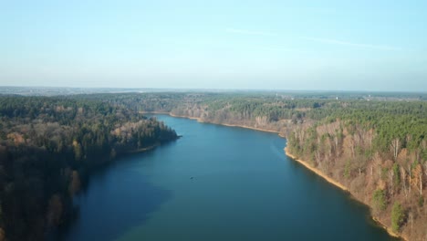 Antena:-Panorama-Revelador-De-La-Ciudad-Con-Lago-Azul-Y-Bosque-Verde-En-El-Soleado-Día-De-Otoño