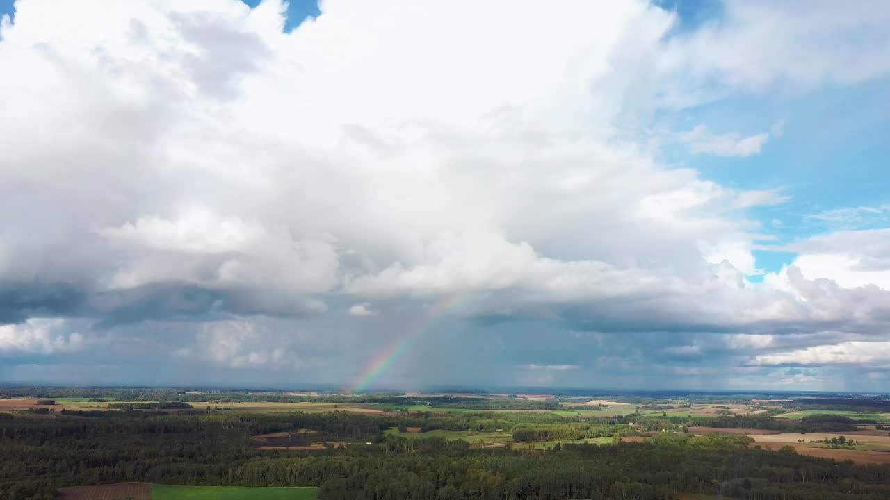 el arco iris sobre el campo de cultivo con trigo floreciente, durante la primavera, vista aérea bajo nubes pesadas antes de la tormenta-2