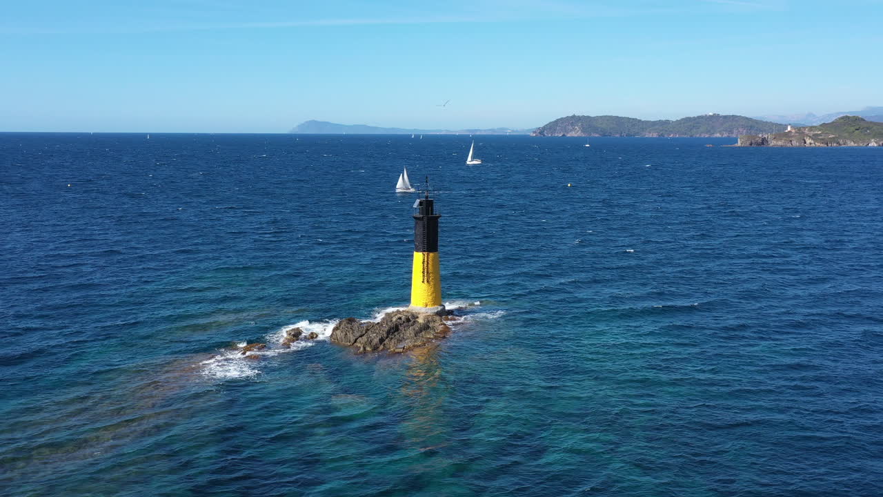 faro porquerolles la tour fondue vista aérea de francia día soleado mar azul