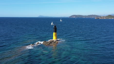 Leuchtturm-Porquerolles-La-Tour-Fondue-Luftaufnahme-Frankreich-Sonniger-Tag-Blaues-Meer