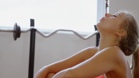 boxeadora relajándose en el estudio de fitness 4k