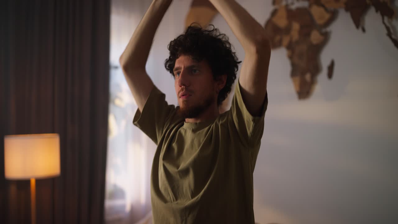 hombre estirándose en una habitación