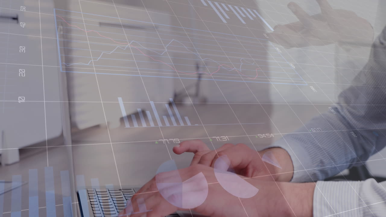 animación de gráficos, círculos de carga, cambios de números, hombre caucásico trabajando en una computadora portátil