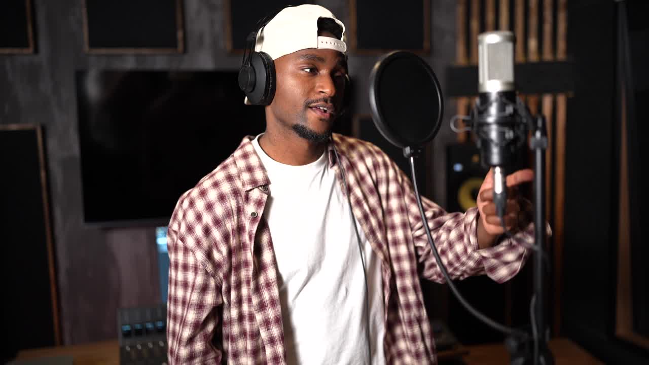 hombre grabando música en el estudio