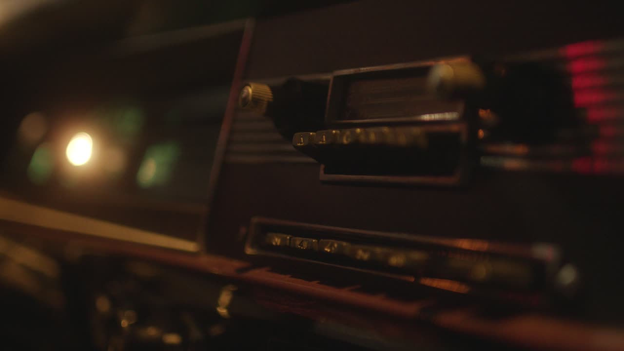 radio de coche vintage en la noche